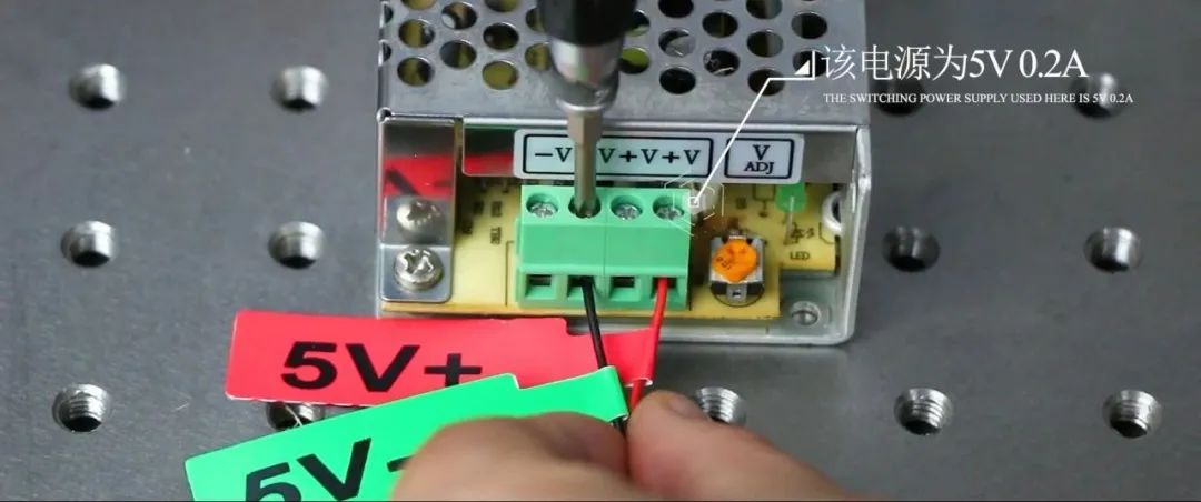 接通电源，红光激光管的两根电源线为+5V和-5V，注意接线的时候不能颠倒