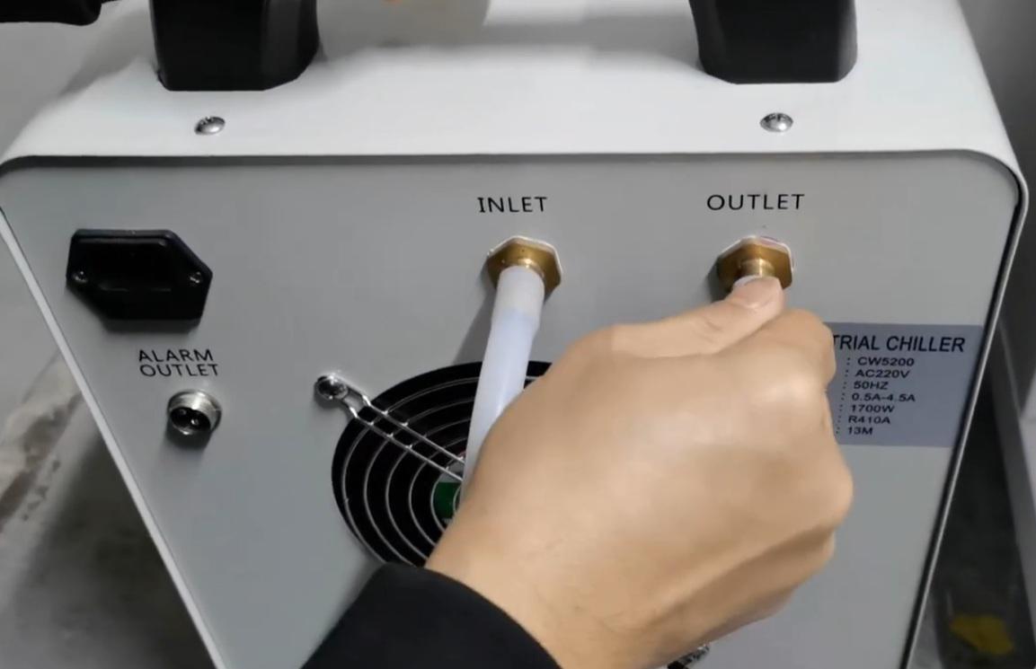 冷水机的进水管和出水管